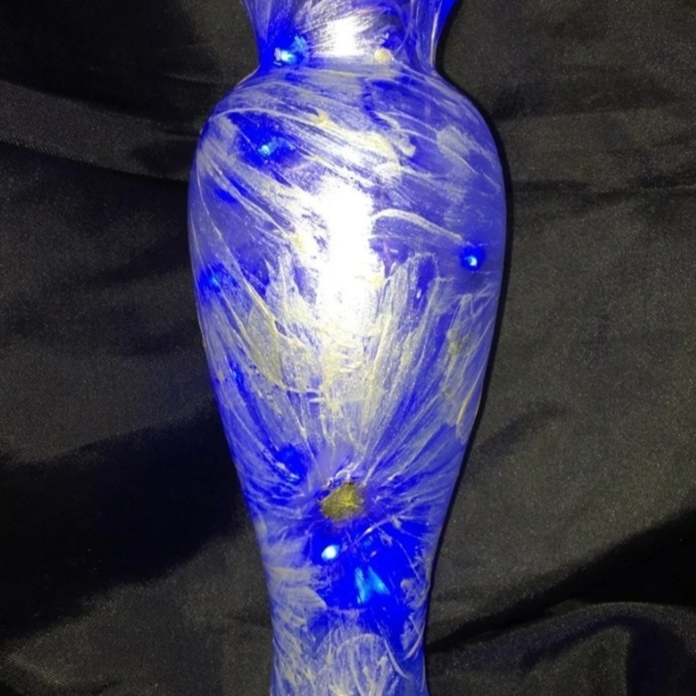 Metallic White Daisy Design Decorative Vase